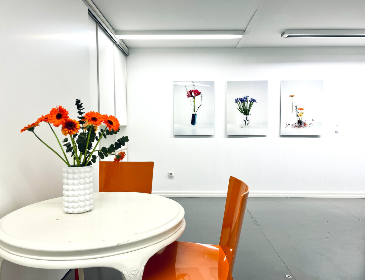 Selected views nudes and flowers exibition